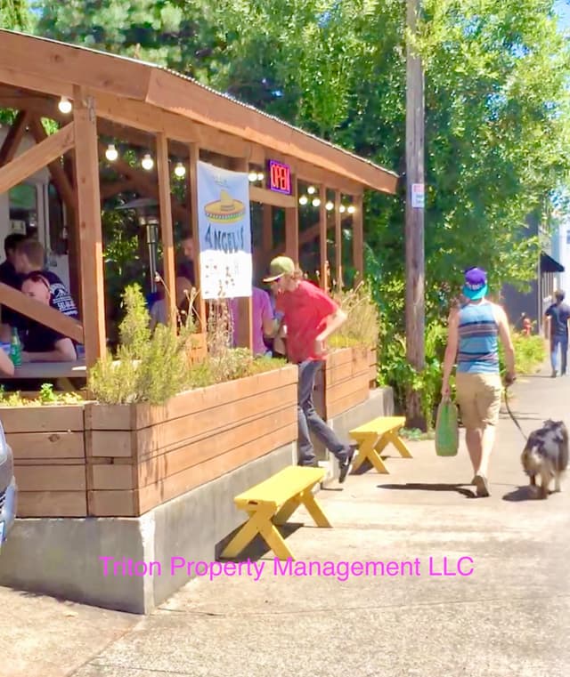 Northwest Portland Food Cart Pad With Private Dining Pavilion for Customers